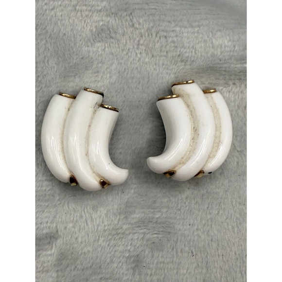 Vintage Trifari EarringsWave Brushed Gold‎ Tone Signed Clip Ons - Picture 2 of 6